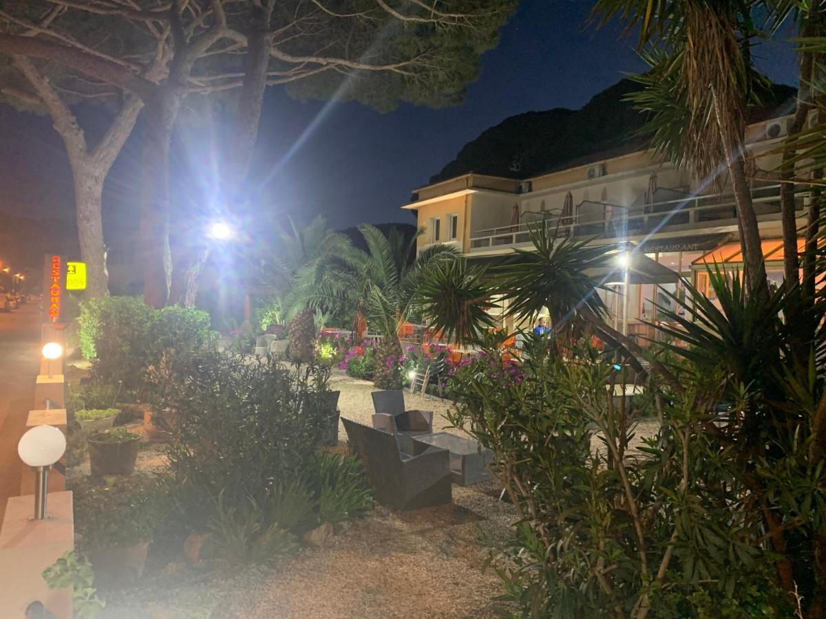 Logis Hotel Restaurant Le Kalliste Hyères Eksteriør bilde