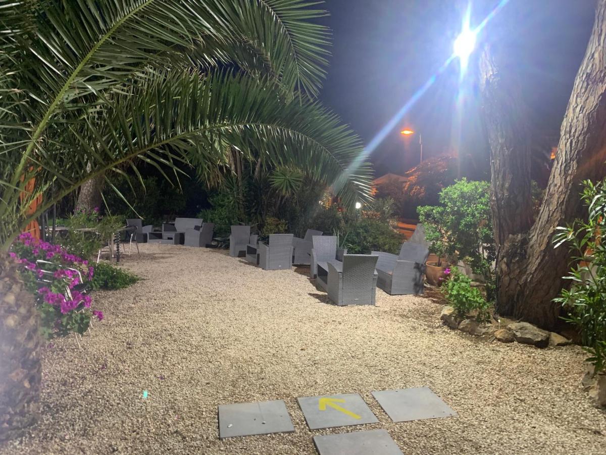 Logis Hotel Restaurant Le Kalliste Hyères Eksteriør bilde